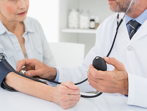 Médico medindo a pressão arterial