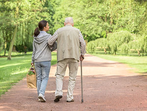 Mulher ajudando um homem idoso com compras
